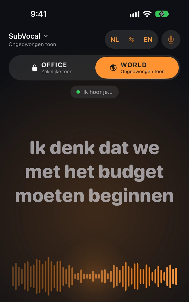 Woorden verschijnen op het scherm tijdens het luisteren. Een pauze of ‘Nu vertalen’ beëindigt de uiting.