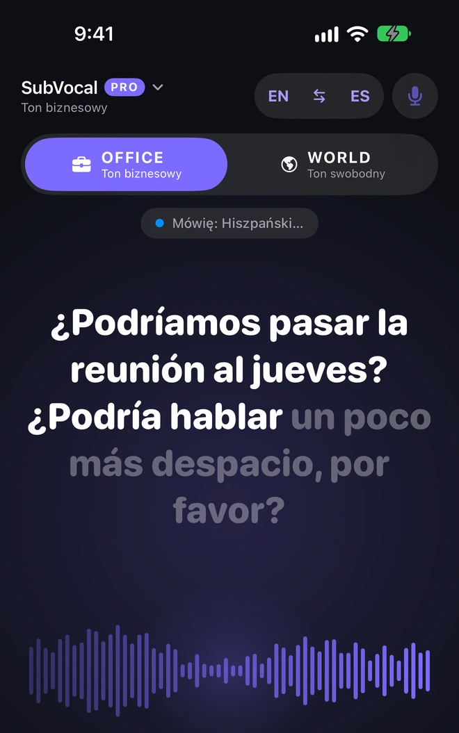 Stukasz „Odtwórz”. Wyróżnienie pokazuje wypowiedziany tekst, a reszta wiadomości pozostaje przygaszona.